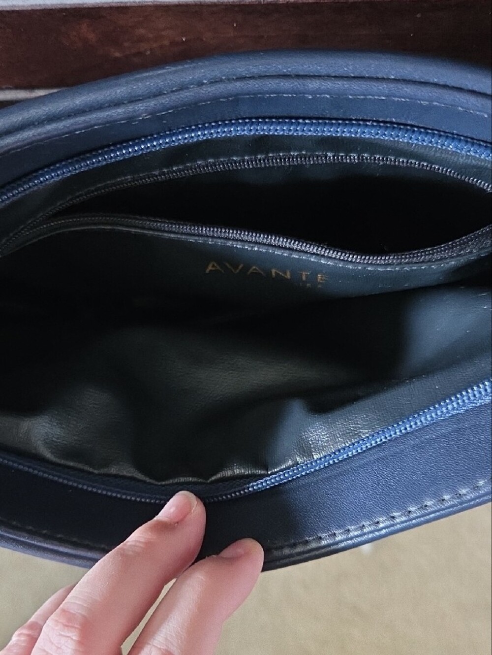 Vintage Avante USA Navy Blue Leather Minimalist Crossbody Purse - Picture 3 of 11